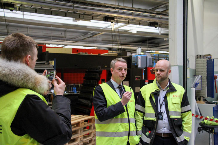 Olje- og energiminister Terje Søviknes intervjuer Øglænd Systems fabrikkdirektør Martin Mildestveit.