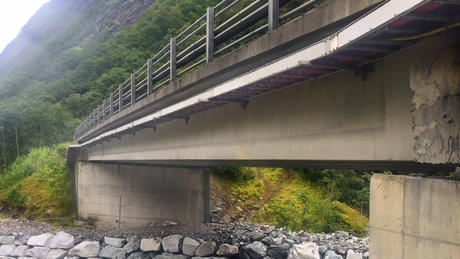Kabelstiger i FRP-material installert under bro.